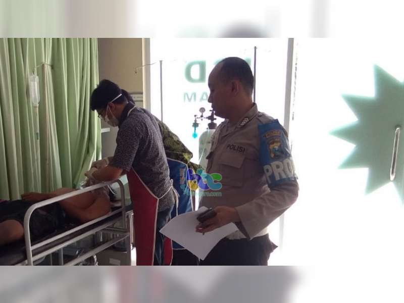 Diduga Mengantuk, Motor Tabrak Tiang Telepon di Kalitidu Bojonegoro, 2 Orang  Luka-Luka