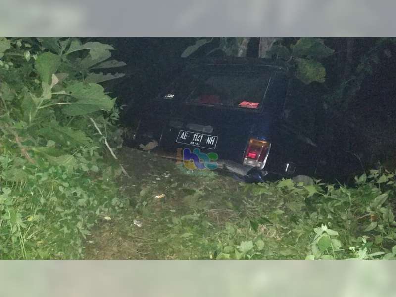 Hindari Tabrakan, Isuzu Panther Terperosok ke Tebing Jalan di Watu Jago  Bojonegoro