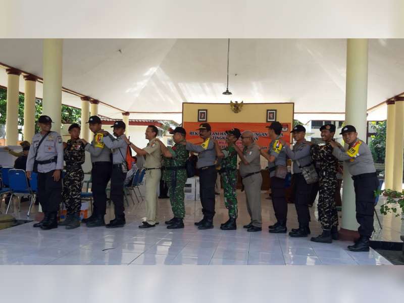 Cara Unik Anggota Pengamanan Pemilu 2019 di Bojonegoro, Atasi Kejenuhan