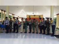 Cara Unik Anggota Pengamanan Pemilu 2019 di Bojonegoro, Atasi Kejenuhan