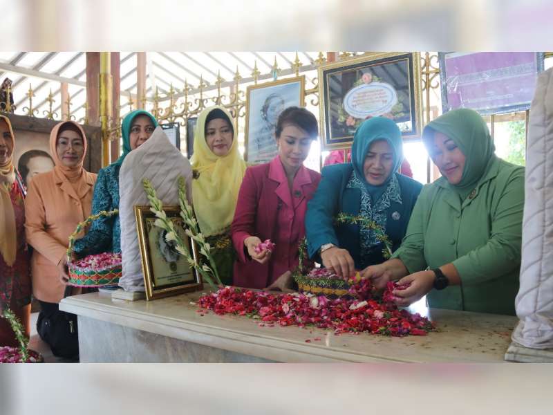 Peringati Hari Kartini, Organisasi Wanita di Blora Ziarah ke Makam RA Kartini