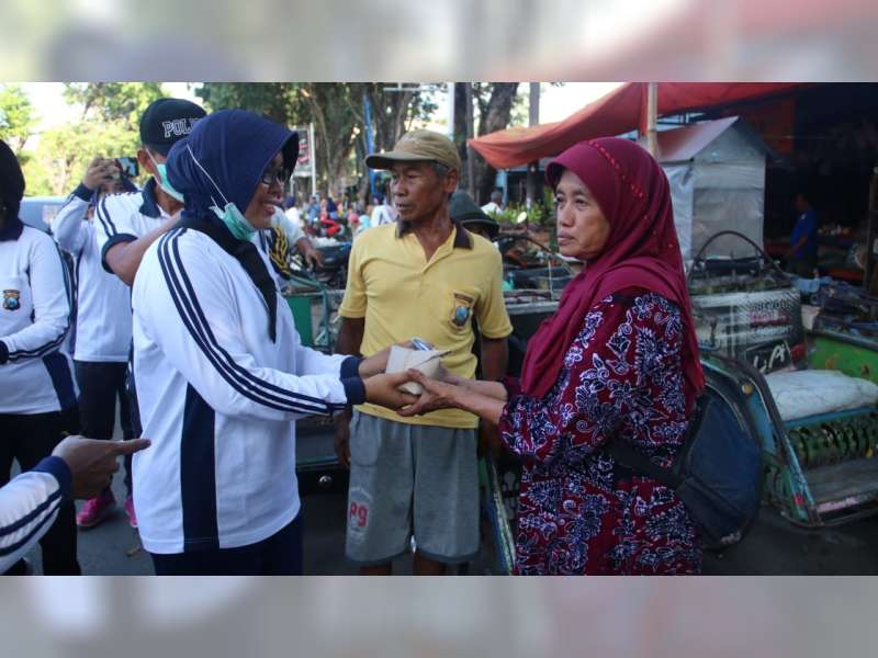 Polwan Polres Bojonegoro Peringati Hari Kartini Dengan Berbagi Nasi Bungkus