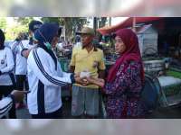 Polwan Polres Bojonegoro Peringati Hari Kartini Dengan Berbagi Nasi Bungkus