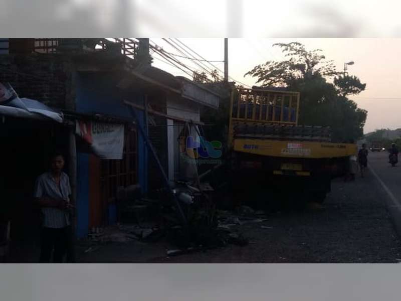 Truk Tabrak Teras Rumah Warga di Padangan Bojonegoro, Pengemudi Truk Meninggal Dunia