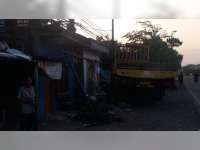 Truk Tabrak Teras Rumah Warga di Padangan Bojonegoro, Pengemudi Truk Meninggal Dunia