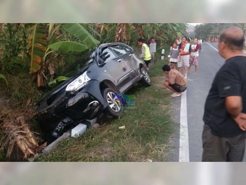 Diduga Pengemudi Mengantuk, Avanza di Margomulyo Bojonegoro Terperosok ke Parit