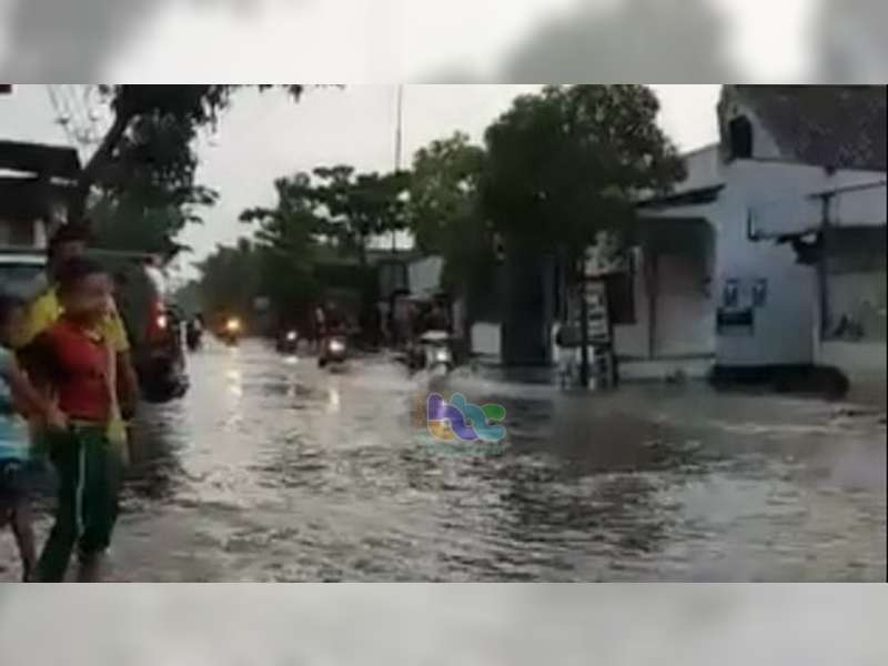 Banjir Genangani Ruas Jalan Poros Kecamatan Sumberrejo-Kanor, Bojonegoro