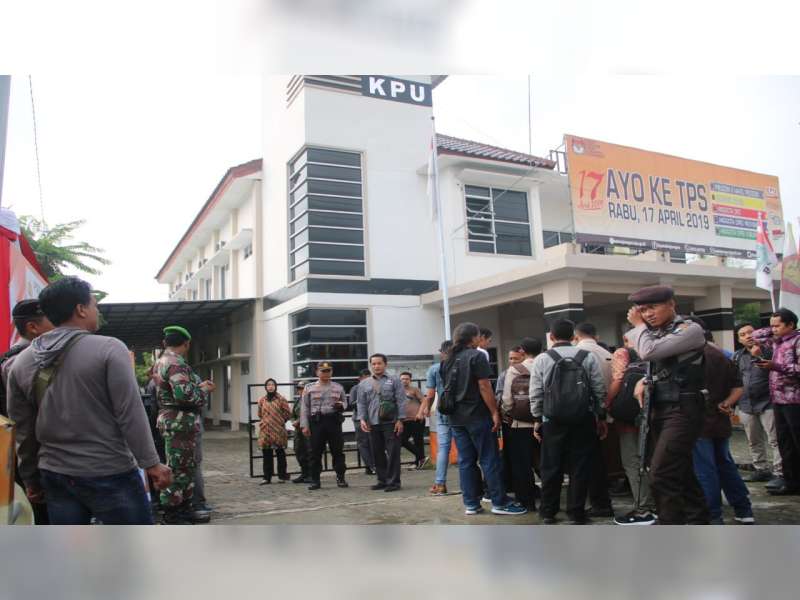Aparat Gabungan di Bojonegoro Jaga Rekapitulasi Hasil Penghitungan Suara di KPU