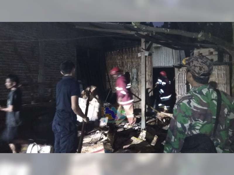 Diduga Akibat Korsleting Listrik, Kandang Milik Warga Kanor Bojonegoro Terbakar