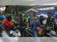 TNI dan Polri di Bojonegoro Kompak Bagi-Bagi Takjil pada Masyarakat