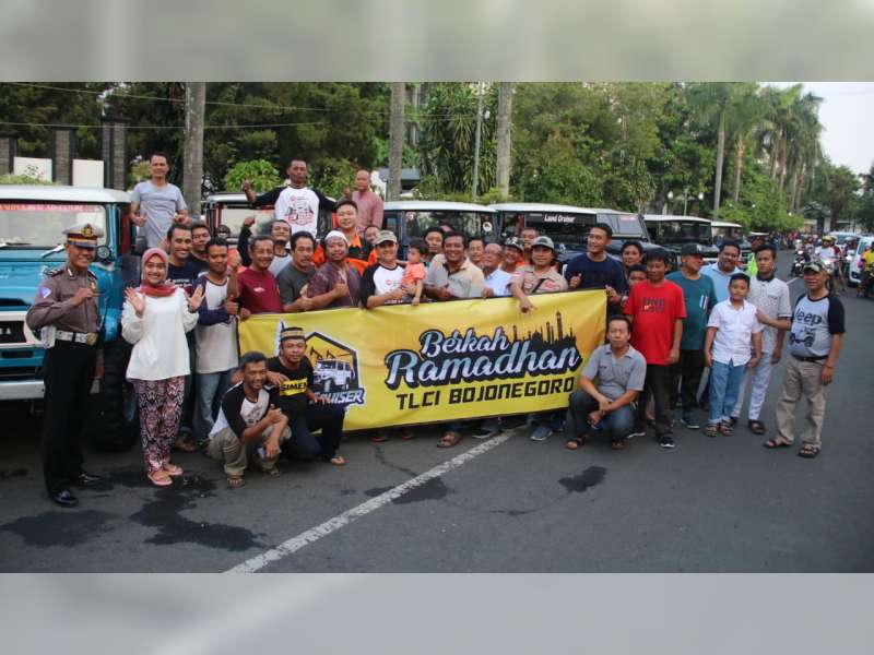 Kapolres Bersama Komunitas Offroad, Bagi Takjil di Alun-Alun Bojonegoro