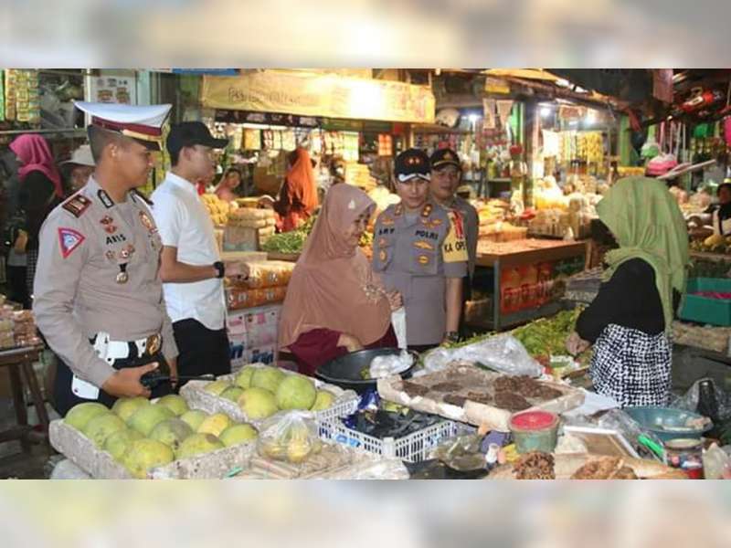 Pantau Stabilitas Harga Sembako, Kapolres Patroli di Pasar Kota Bojonegoro