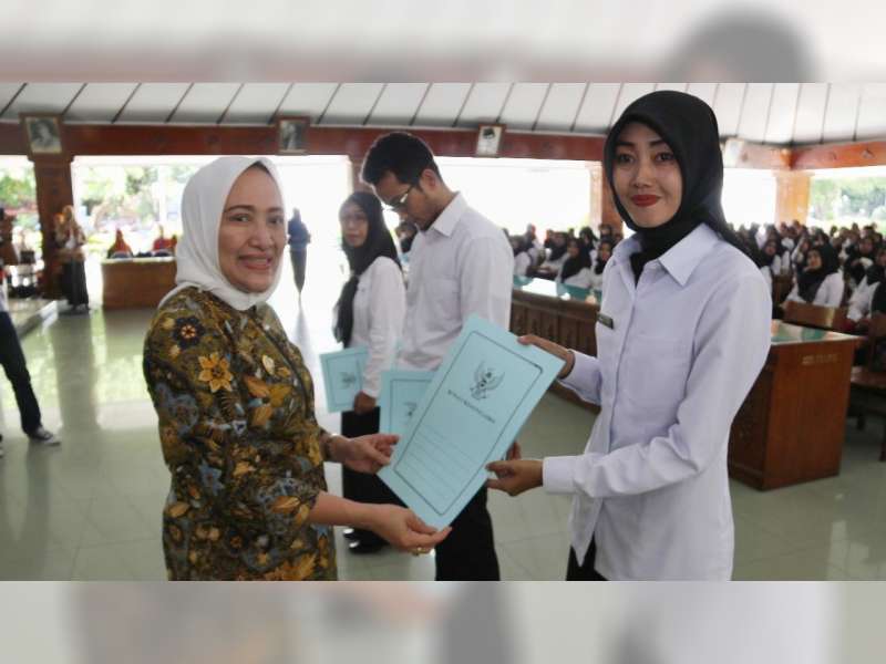 Bupati Bojonegoro Serahkan SK CPNS di Lingkungan Pemkab Bojonegoro