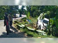 Diduga Pengemudi Mengantuk, Fortuner di Margomulyo Bojonegoro Terperosok ke Pinggir Jalan