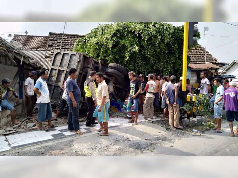 Truk di Gondang Bojonegoro Tabrak Pos Polisi dan Teras Rumah Warga