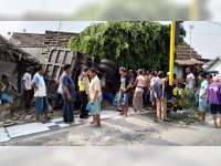 Truk di Gondang Bojonegoro Tabrak Pos Polisi dan Teras Rumah Warga