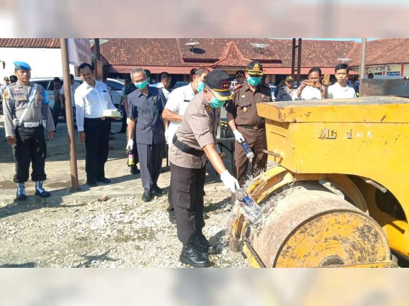 Polres Blora Musnahkan Ribuan Botol Minuman Keras Berbagai Merk