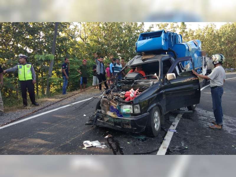 Panther Tabrak Truk di Margomulyo Bojonegoro, Pengemudi Panther Luka-Luka