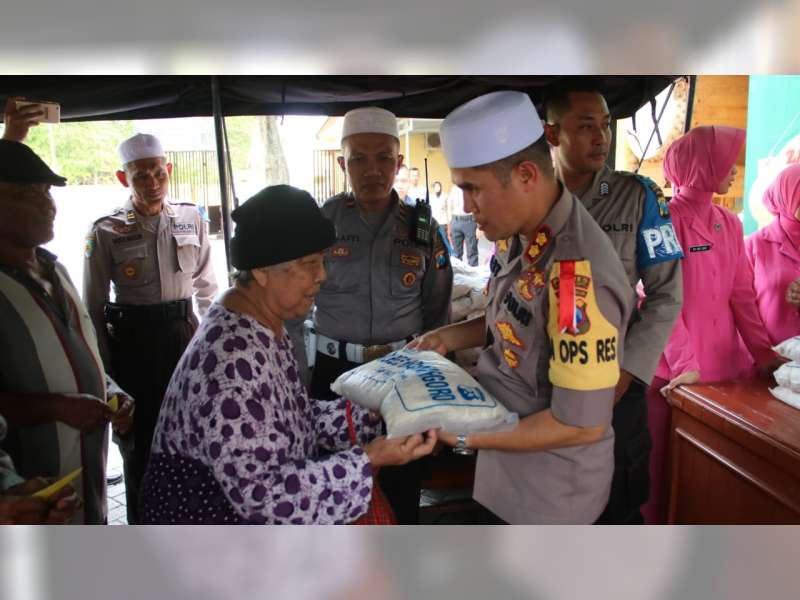 Polres Bojonegoro&nbsp; Bagikan 500 Paket Zakat Fitrah pada Warga Kurang Mampu