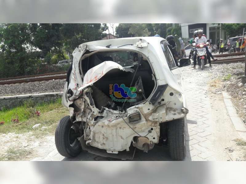 Sebuah Mobil Ditabrak Kereta Api di Perlintasan Tanpa Palang Pintu di Kapas Bojonegoro