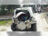 Sebuah Mobil Ditabrak Kereta Api di Perlintasan Tanpa Palang Pintu di Kapas Bojonegoro