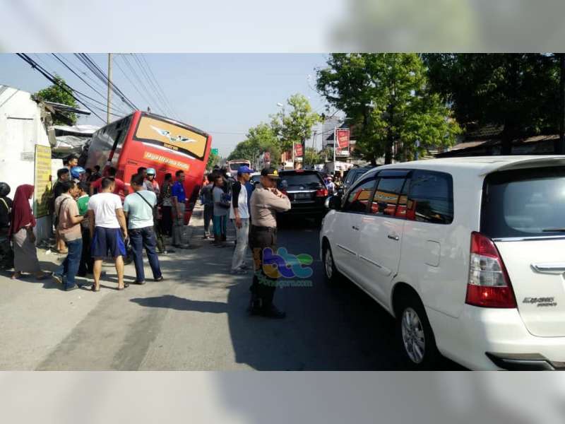Diduga Rem Blong, Bus Jaya Utama Tabrak Rumah Warga di Kalitidu Bojonegoro