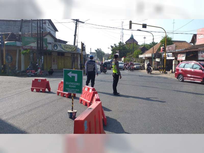 Antisipasi Kemacetan, Polres Bojonegoro Berlakukan Rekayasa Jalur di Perempatan Padangan