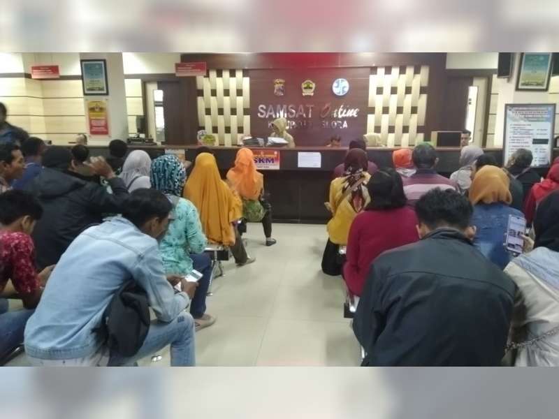 Hari Pertama Pasca Libur Lebaran, Ratusan Wajib Pajak Penuhi Kantor Samsat Blora