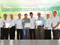 Wakil Bupati Bojonegoro Serahkan Pengharahan Adiwiyata dan Gerbang Bojonegoro Bersinar