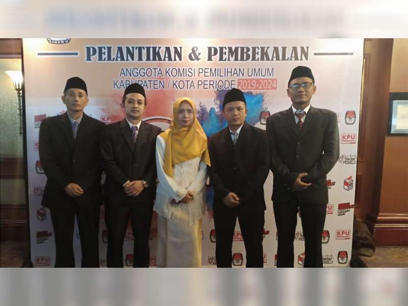 Anggota KPU Bojonegoro Periode 2019-2024 Dilantik Ketua KPU RI di Surabaya