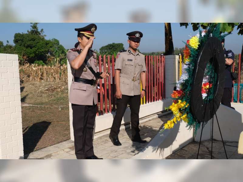 Peringati Hari Bhayangkara, Polres Bojonegoro Laksanakan Ziarah ke&nbsp;Taman Makam&nbsp;Pahlawan