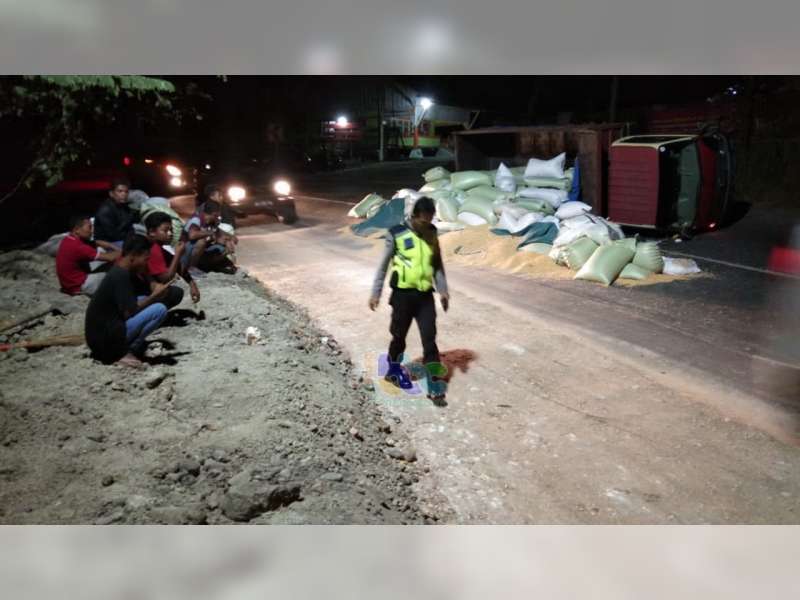 Truk Bermuatan Jagung, Terguling di Watujago Margomulyo Bojonegoro