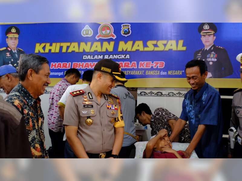 Bersama Jamaah Musala Al Hadi Mojokampung, Polres Bojonegoro Gelar Khitanan Massal