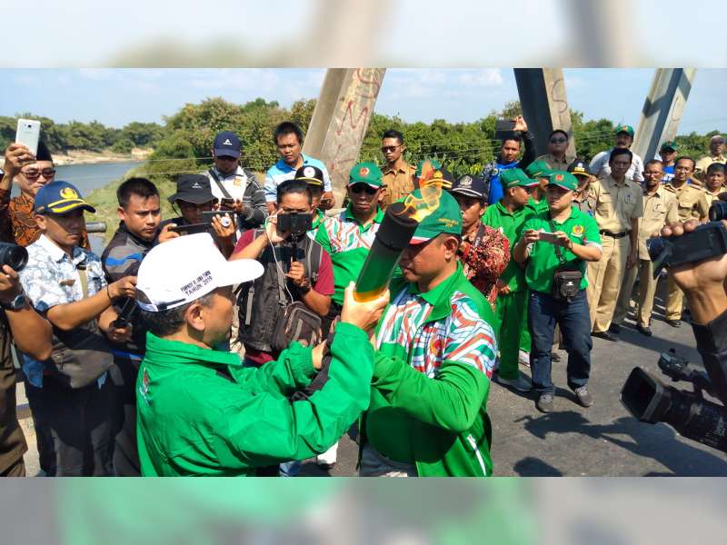 Obor Api Porprov Jatim 2019 Diserahterimakan dari Kabupaten Bojonegoro ke Tuban