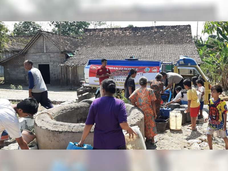 Bantu Warga Kekeringan, Polres Blora Salurkan 20 Tangki Air Bersih