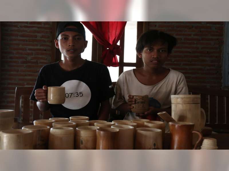 Pemuda di Blora ini Manfaatkan Bambu Jadi Kerajinan Gelas Cantik