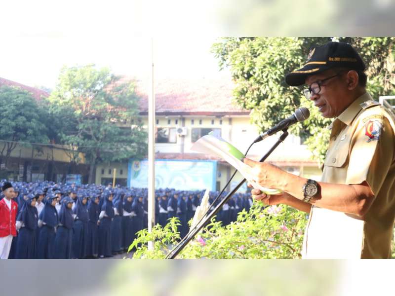 Wakil Bupati Bojonegoro Jadi Pembina Upacara di SMPN 1 Bojonegoro