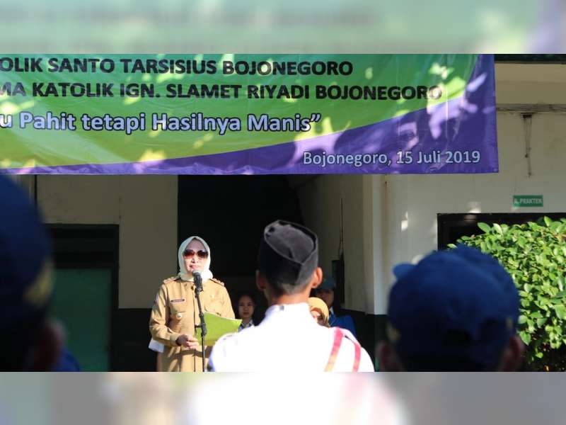 Bupati Bojonegoro Pimpin Upacara Bendera di SMA Katolik Ignatius Slamet Riyadi