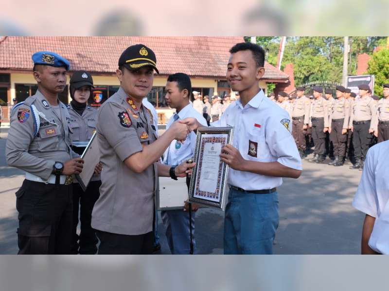 Kapolres Bojonegoro Berikan Reward pada Pelajar Berprestasi