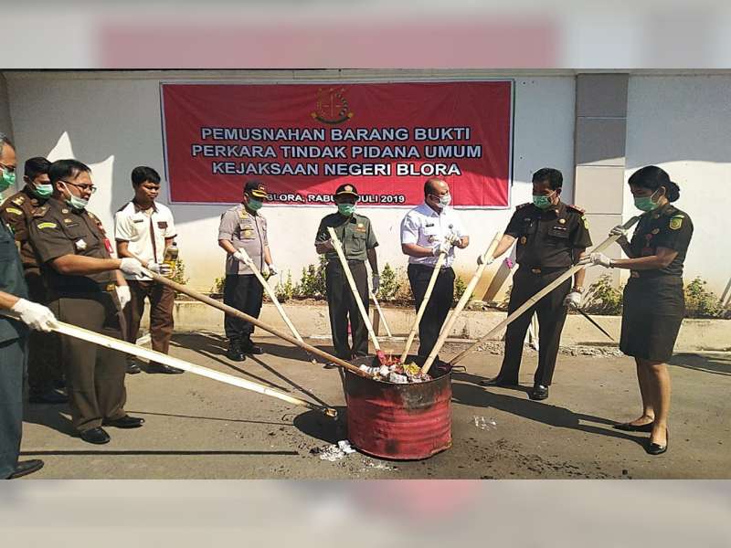 Kejaksaan Negeri Blora Musnahkan Barang Bukti Hasil Tindak Kejahatan