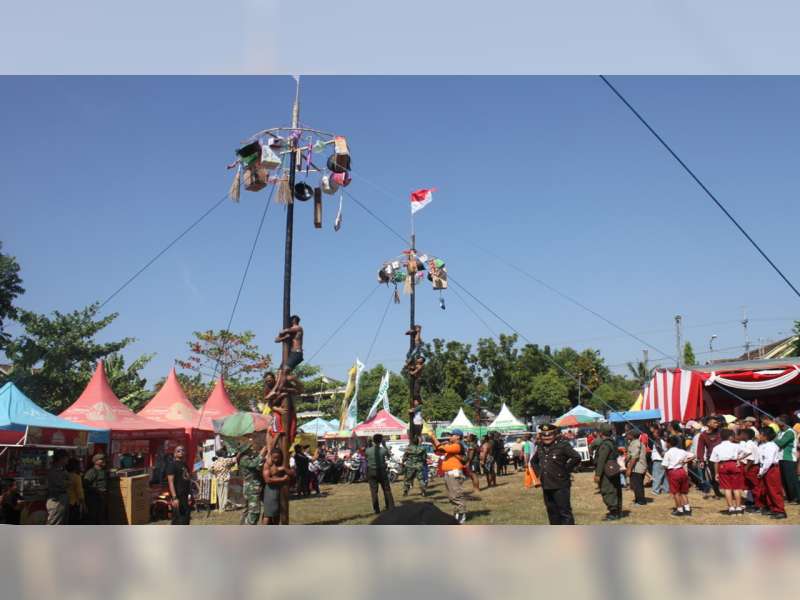 Lomba Panjat Pinang, TNI-Polri dan Masyarakat, Meriahkan Hari Bhayangkara ke-73