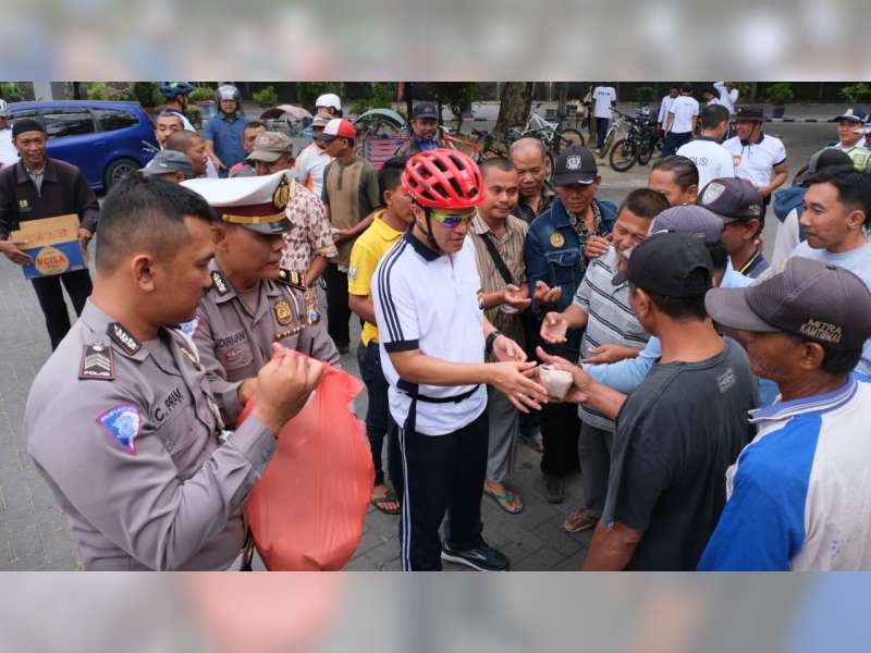 Polisi di Bojonegoro Bagi-Bagi Nasi Bungkus pada Abang Becak