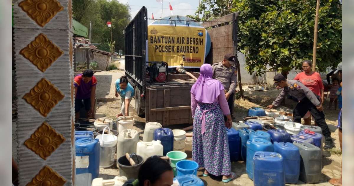 Polsek Baureno Bojonegoro Salurkan Bantuan Air Bersih Pada Warga Di Kedungadem 2695