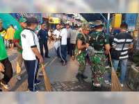Polisi Bersama TNI, Kerja Bakti Bersih-Bersih Lingkungan Pasar Desa Sumberrejo Bojonegoro