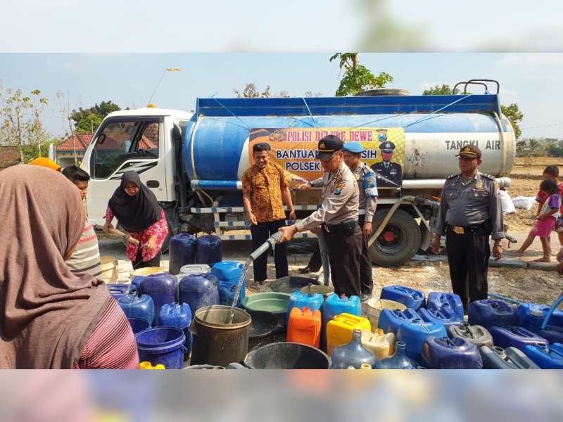 Polsek Ngasem Bojonegoro Salurkan Bantuan Air Bersih Pada Warga Terdampak Kekeringan 8861