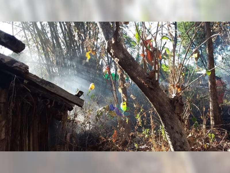 Kebakaran Lahan di Sekar Bojonegoro Nyaris Membakar Kios Sembako Milik Warga