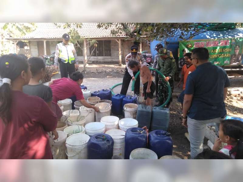 Warga Desa Pelem Terima Bantuan Air Bersih dari Polsek Purwosari Bojonegoro