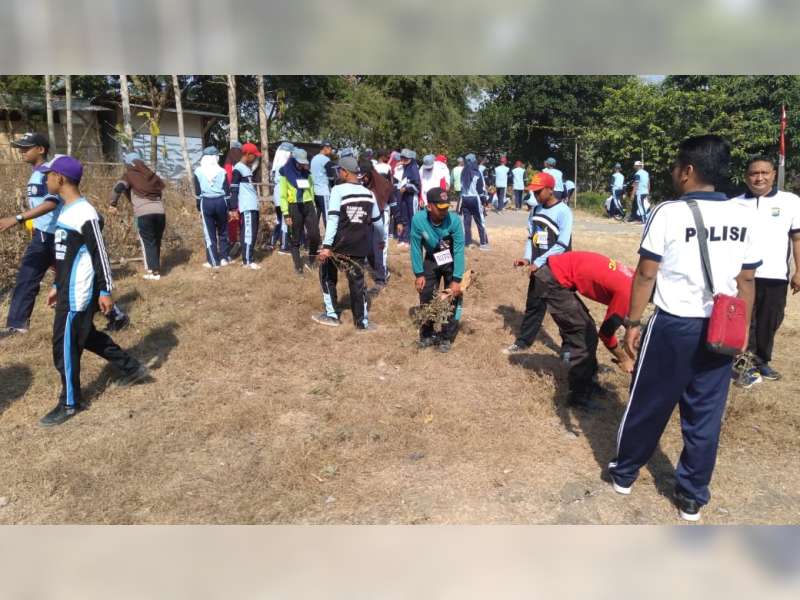 Anggota Polsek Kalitidu Bojonegoro Kerja Bakti Bersama Warga