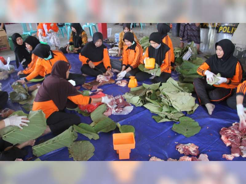 1.500 Paket Daging Kurban Polres Bojonegoro Dibungkus Menggunakan Daun Jati