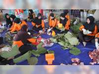 1.500 Paket Daging Kurban Polres Bojonegoro Dibungkus Menggunakan Daun Jati